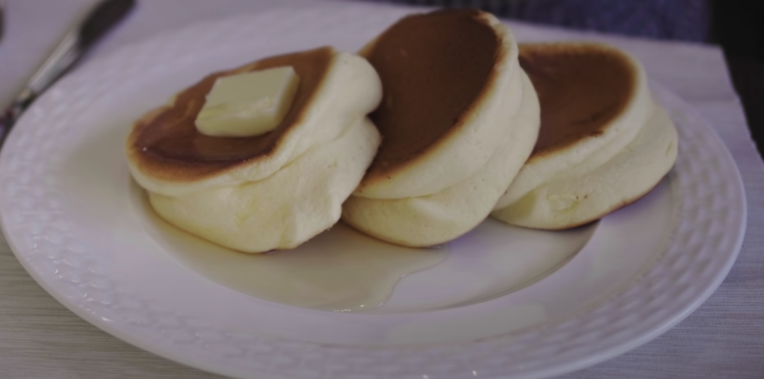 ホットケーキミックスで簡単！ふわふわスフレパンケーキの作り方